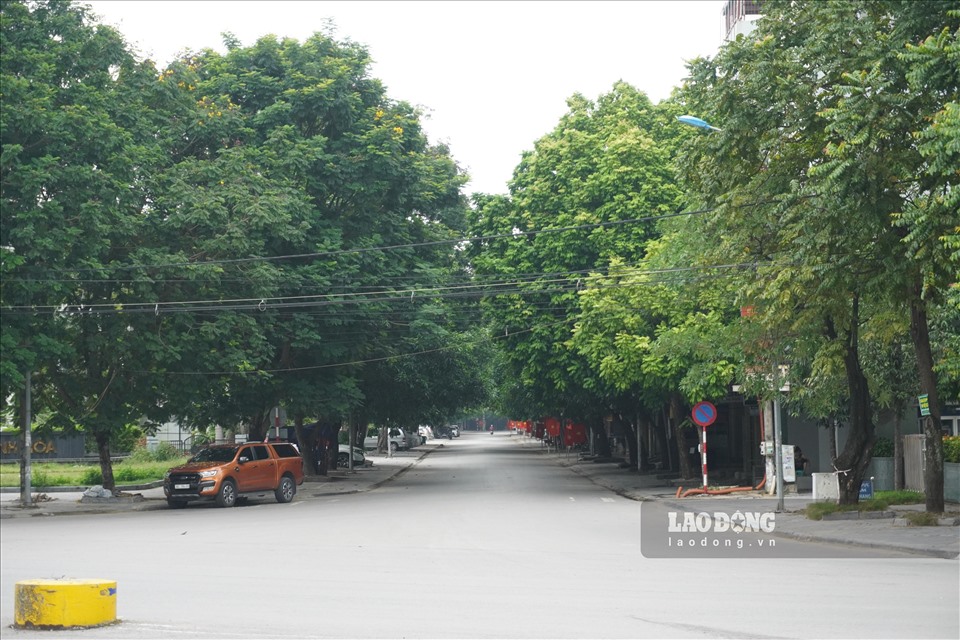 Ghi nhận của Lao Động, trong ngày đầu tiên (2.9) cách ly xã hội toàn TP. Thanh Hóa, các con đường, tuyến phố ở đây đều trở nên vắng lặng.