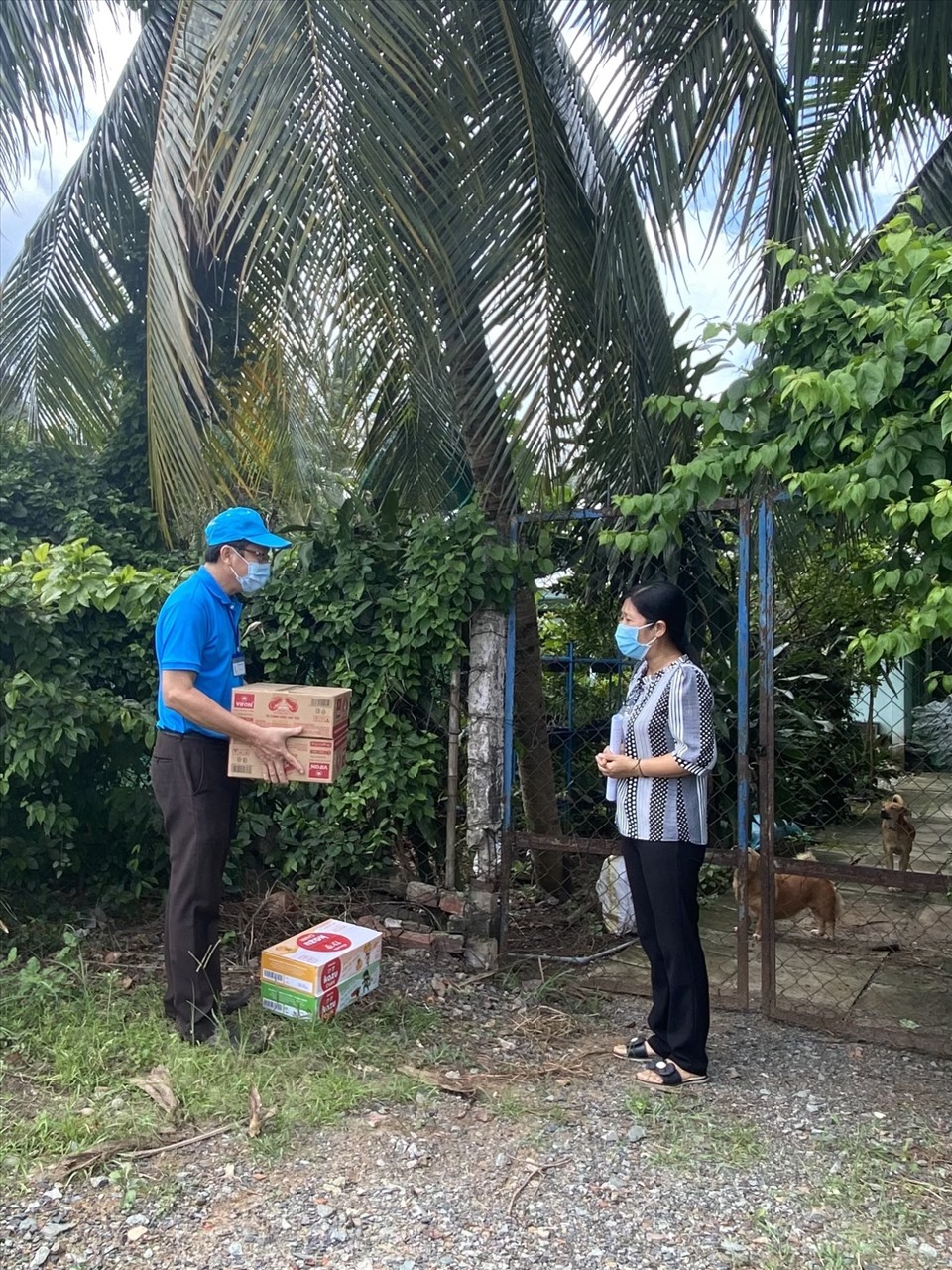 Chủ tịch Công đoàn Giáo dục Tiền Giang - thầy Lưu Nhơn Đức - thăm hỏi và tặng quà cho giáo viên khó khăn vùng sậu. Ảnh: CTV