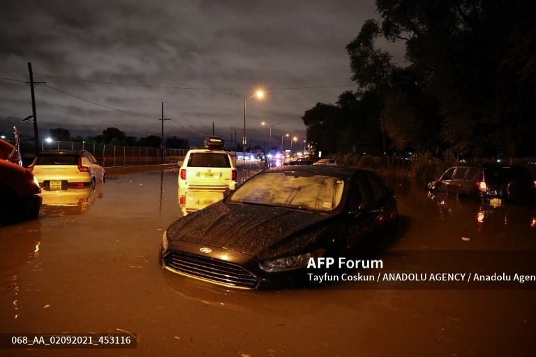 Ảnh chụp ngày 2.9 cho thấy hàng trăm xe ôtô mắc kẹt trong biển nước. Ảnh: AFP