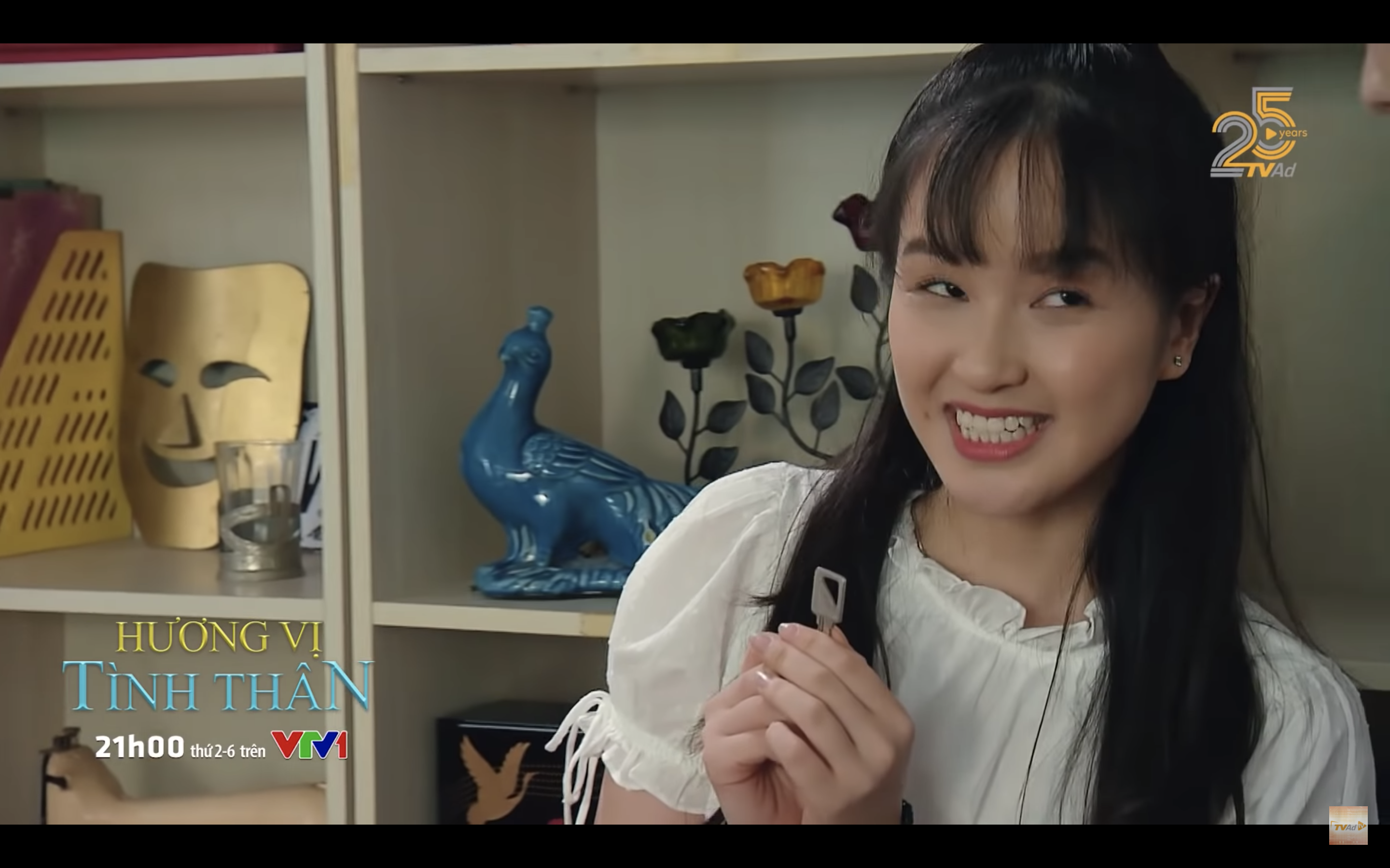 Cô nhân viên xinh đẹp tranh thủ cơ hội thả thính Huy trong tập 98 “Hương vị tình thân“. Ảnh: CMH