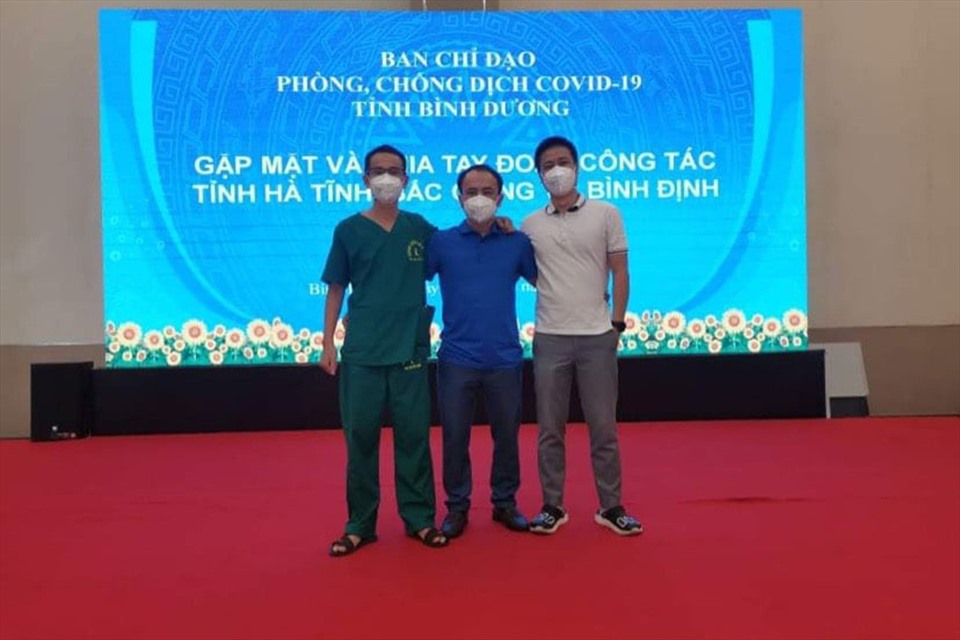 Anh Miên, anh Quân và anh Nghĩa tình nguyện tiếp tục ở lại giúp tỉnh Bình Dương chống dịch. Ảnh: TH.