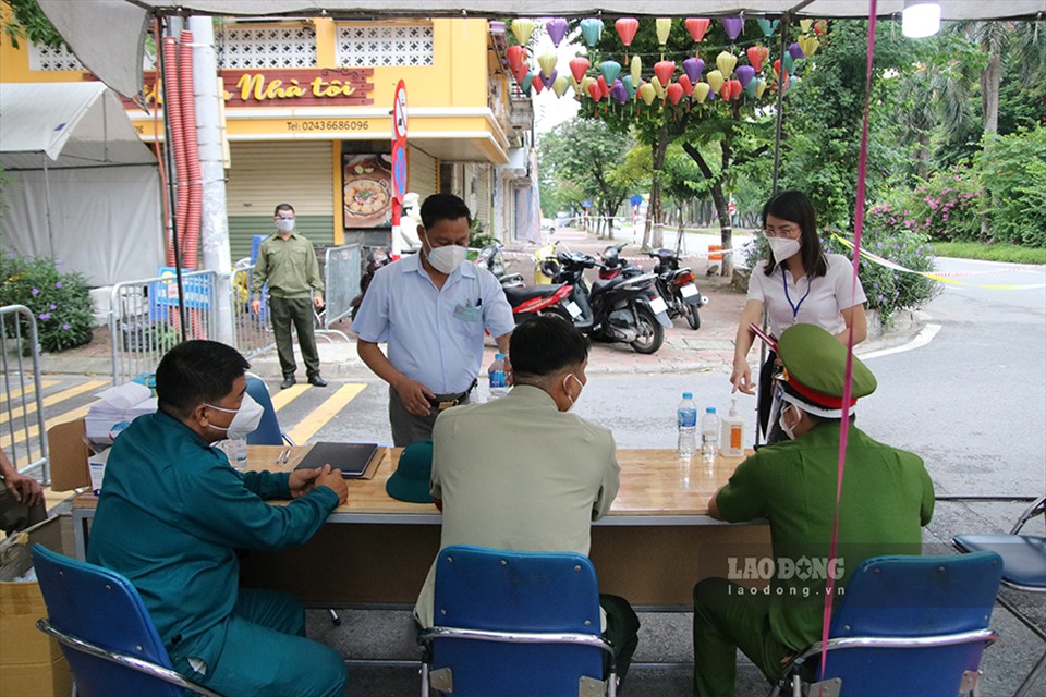 Lãnh đạo phường Giáp Bát trực tiếp đi kiểm tra tại Sở chỉ huy khoanh vùng phòng, chống dịch COVID-19 tại ngõ 24 Kim Đồng.