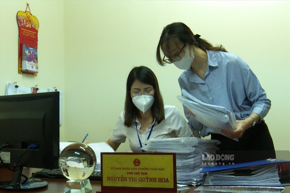 Bà Nguyễn Thị Quỳnh Hoa - Phó Chủ tịch UBND phường Giáp Bát xử lý các công việc tại phường.