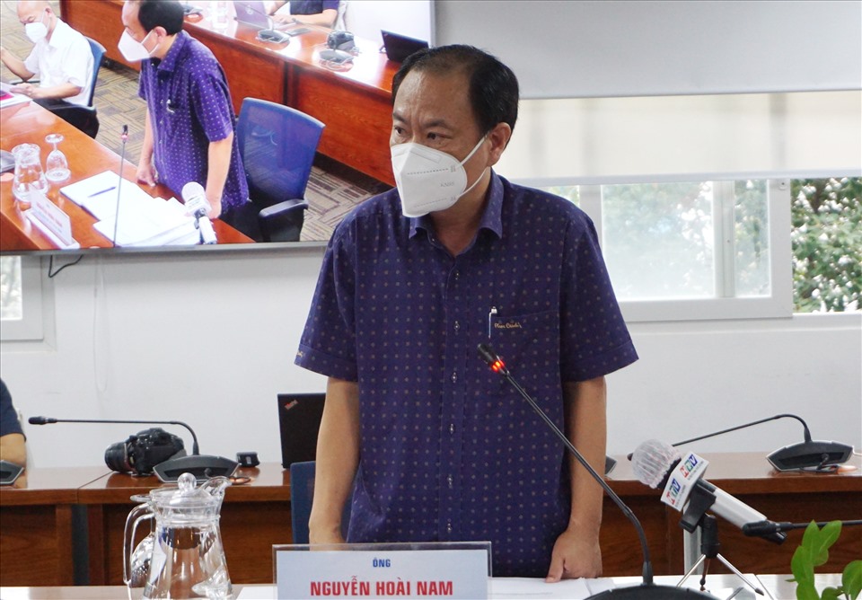 Ông Nguyễn Hoài Nam - Phó Giám đốc Sở Y tế TPHCM tại buổi họp báo.  Ảnh: Minh Quân