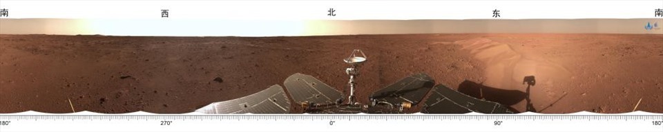 Ngày 30.8, nhân kỷ niệm 100 ngày khám phá sao Hỏa của tàu thám hiểm Chúc Dung, cơ quan vũ trụ Trung Quốc đã phát hành bức ảnh toàn cảnh sao Hỏa với khung cảnh có những tảng đá nhỏ, một số cồn cát xinh xắn ở khu vực Utopia Planitia trên sao Hỏa. Ảnh: CNSA