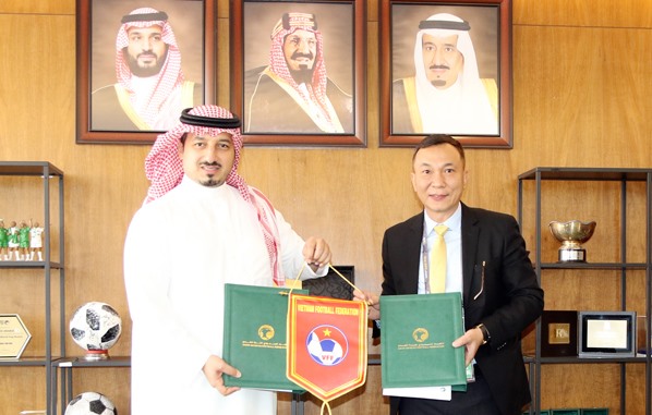 Phó chủ tịch thường trực VFF Trần Quốc Tuấn đã  ký kết biên bản ghi nhớ hợp tác về phát triển bóng đá với LĐBĐ Ả rập Xê út.