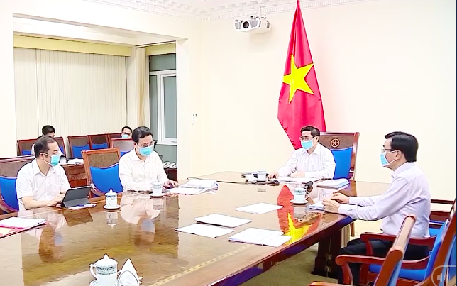 Thủ tướng Chính phủ Phạm Minh Chính thiết lập trung tâm chỉ huy và kiểm tra trực tuyến về phòng chống dịch ngay tại phòng làm việc.