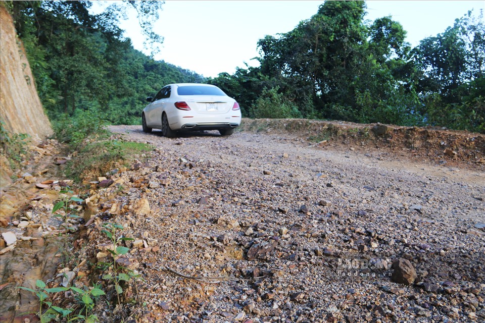 Có nhiều phương tiện lớn nhỏ di chuyển trên tuyến đường này.