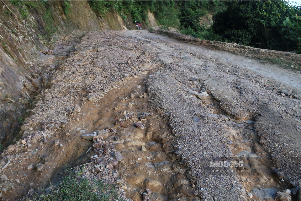 Mùa mưa, lượng nước lớn cuốn đất, đá xuống lòng đường gây tiền ẩn nguy cơ mất an toàn giao thông.