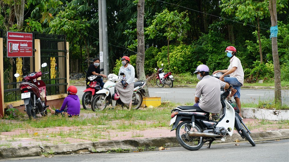 Người dân xếp hàng dài, và đậu xe tràn ra đường để chờ rút tiền tại các trụ ATM ở Phong Điền.