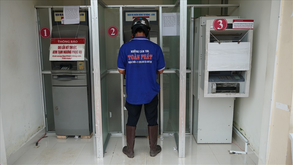 Tại một số ngân hàng bố trí 3 trụ ATM, nhưng 2 trong số đó không hoạt động được vì lỗi kỹ thuật, khiến việc rút tiền của người dân bị kéo dài.