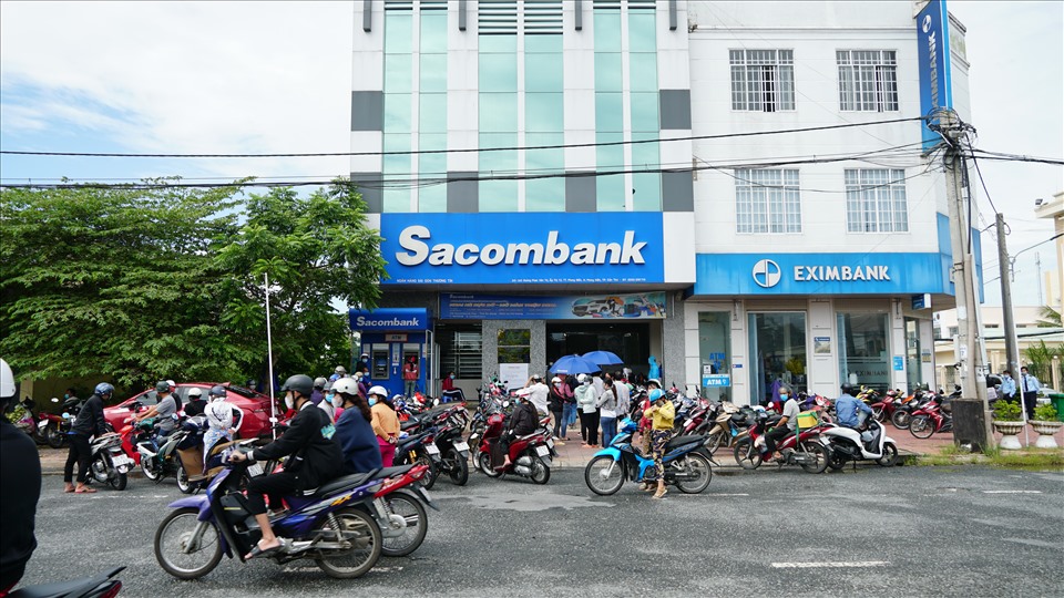 Ghi nhận tại huyện Phong Điền trong sáng ngày 20.9, rất nhiều người dân đã đổ xô đi rút tiền tại các cây ATM thuộc các ngân hàng Vietcombank, Sacombank, Eximbank, Agribank…