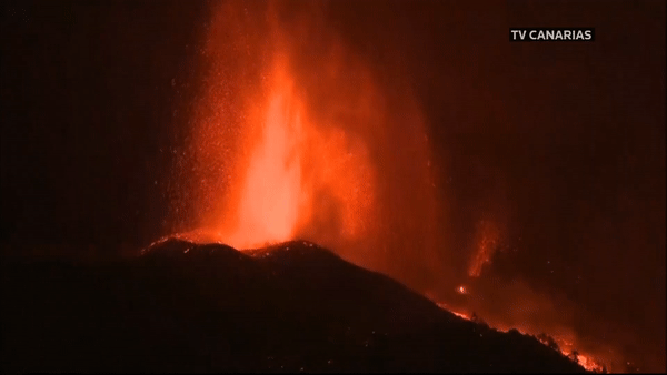 Xem núi lửa cao nhất lục địa ÁÂu hoạt động phun tro cao hàng nghìn mét