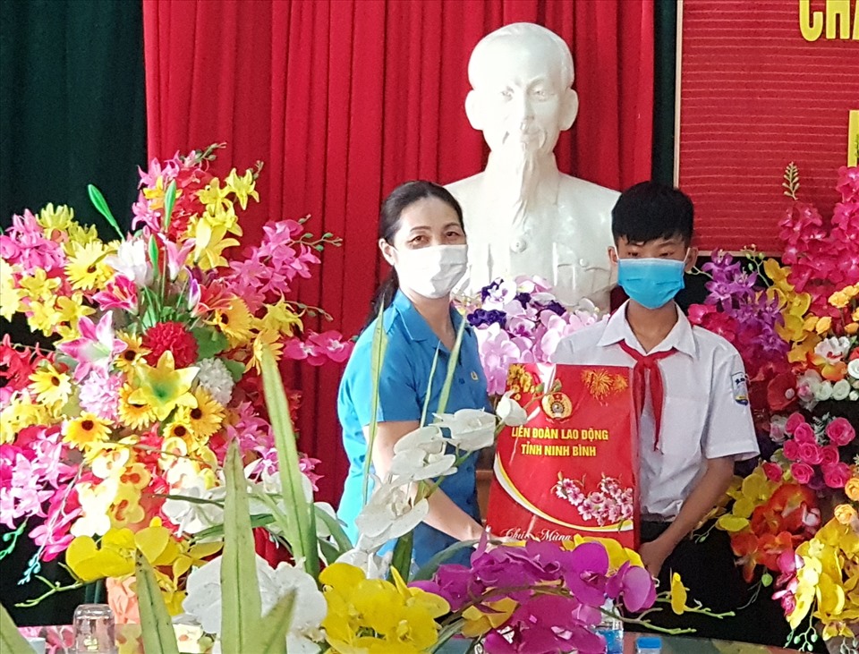 Nhân dịp Tết Trung thu, đại diện lãnh đạo LĐLĐ tỉnh Ninh Bình cũng đã trao những phần quà có ý nghĩa tới các em học sinh có hoàn cảnh khó khăn. Ảnh: NT