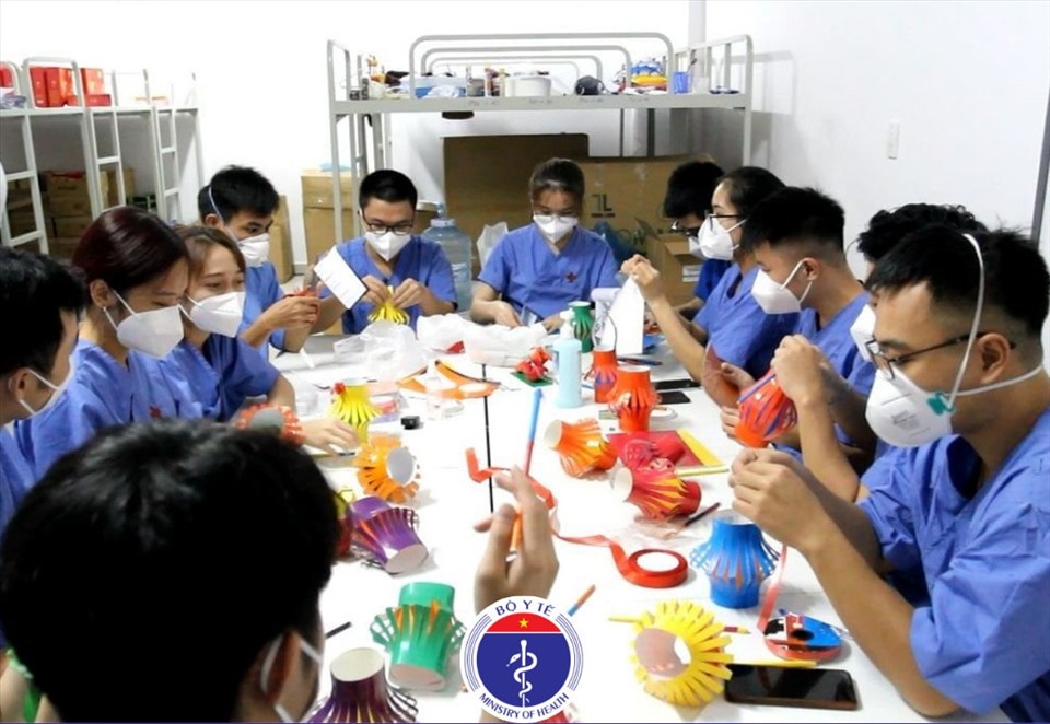 Các cán bộ, sinh viên của Trường Đại học Y dược Thái Bình cắt đèn lồng Trung thu. Ảnh: Bộ Y tế