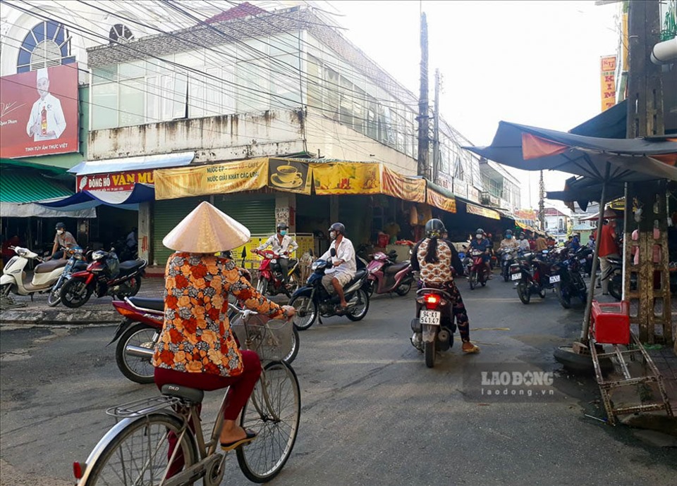 Chợ Bạc Liêu,phường 3, thành phố Bạc Liêu nhộn nhịp trở lại, người dân ra đường đến chợ sau hơn 2 tháng giãn cách theo Chỉ thị 16 và phong tỏa y tế.