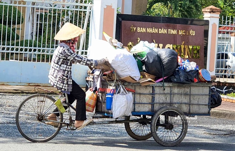 Những người dân nghèo thành thị thuộc thành phố Bạc Liêu cũng đi thu mua đồng nát trên các tuyến đường thành phố.