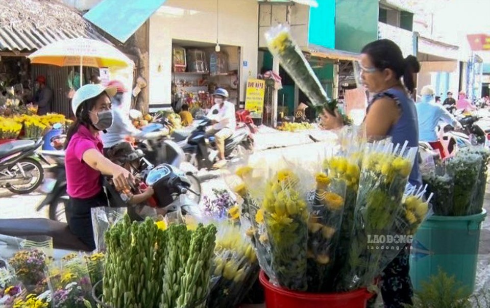 Hôm nay là ngày 14 âm lịch, người dân tranh thủ mua hoa về chuẩn bị cúng rằm Trung thu tại thị xã Giá Rai.