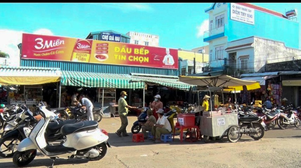 Hàng quán ven đường tại thị xã Giá Rai cũng xuất hiện.