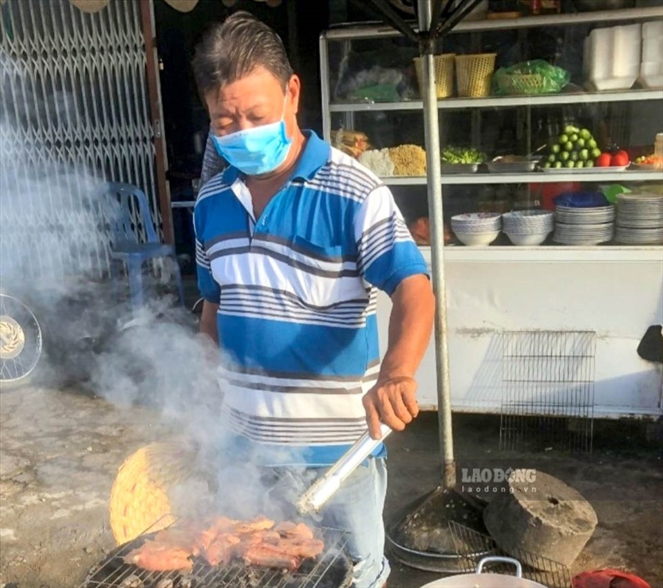 Tại thị xã Giá Rai, tỉnh Bạc Liếu hàng quán được phép bán taij chỗ, anh Nguyễn Văn Manh, cho biết đã lâu lắm rồi mưới ngửi được mùi thịt nướng.