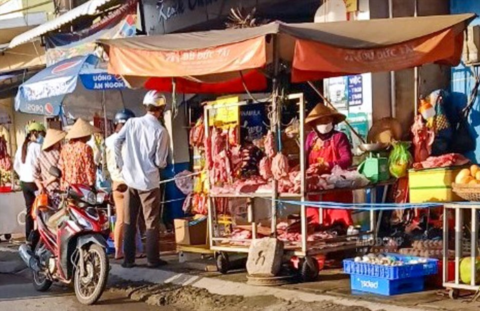 Hàng thịt lợn tại nằm bên đường vào chợ Châu Hưng, huyện Vĩnh Lợi khá đông người dân tìm mua.