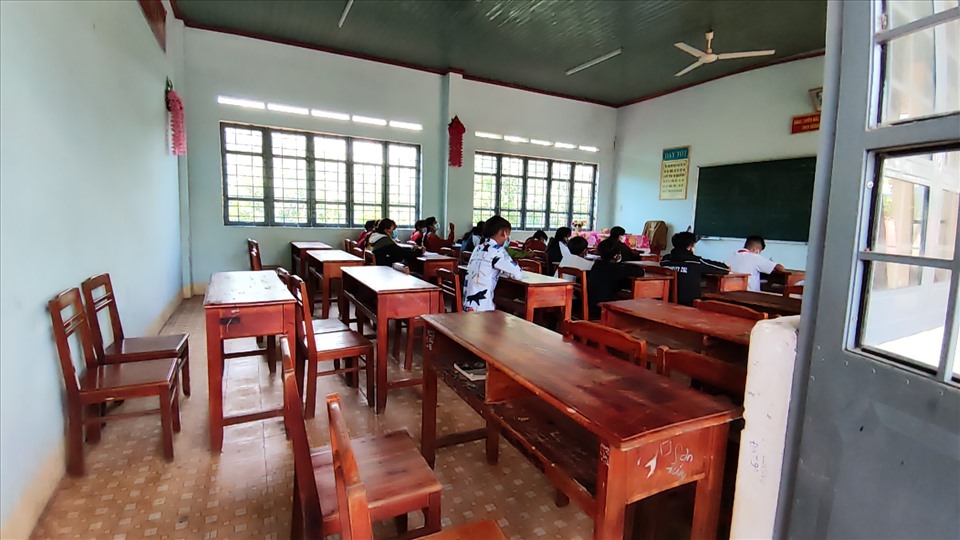 Nhiều lớp học ở Krong thiếu vắng học sinh, việc duy trì đủ sĩ số rất khó khăn. Ảnh T.T