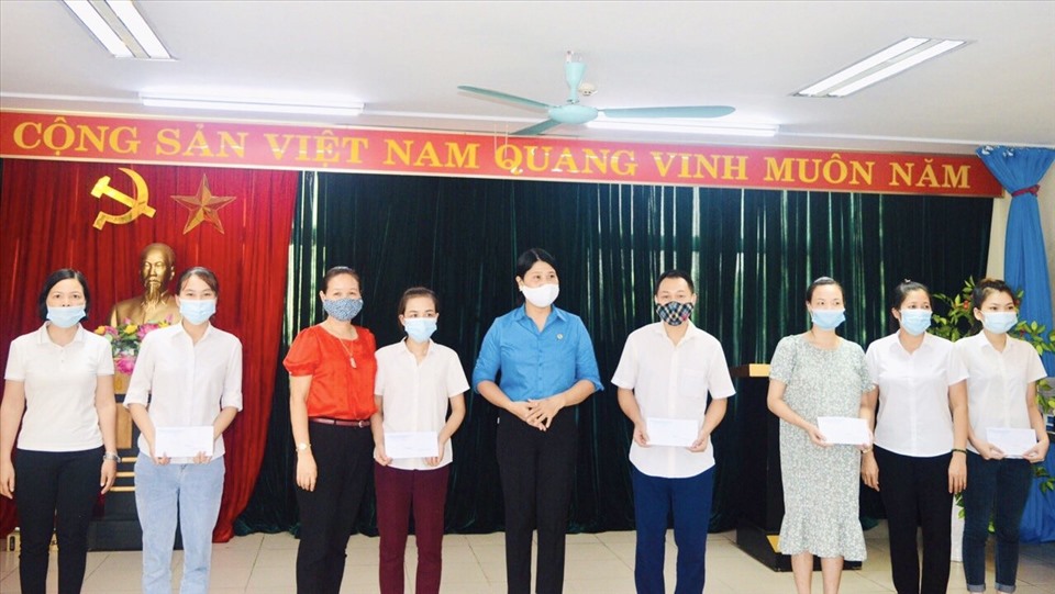 Lãnh đạo LĐLĐ huyện Hưng Hà trao kinh phí động viên, hỗ trợ cho các đoàn viên bị ảnh hưởng bởi dịch bệnh COVID -19 tại Công ty Công ty TTTM & SXCN Cao Hưng Hà. Ảnh B.M