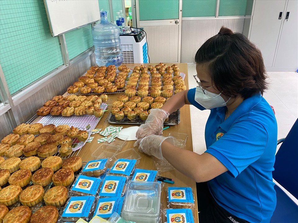 Cán bộ công đoàn quận Tân Phú làm bánh trung thu trao tặng con công nhân lao động. Ảnh: Đức Long
