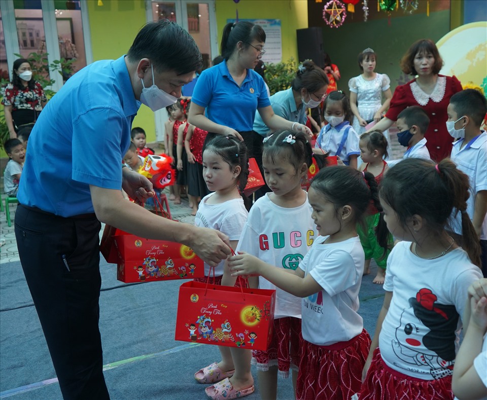 Lãnh đạo Liên đoàn Lao động TP.Hải Phòng tặng quà trung thu con công nhân lao động quận Hồng Bàng. Ảnh Mai Dung