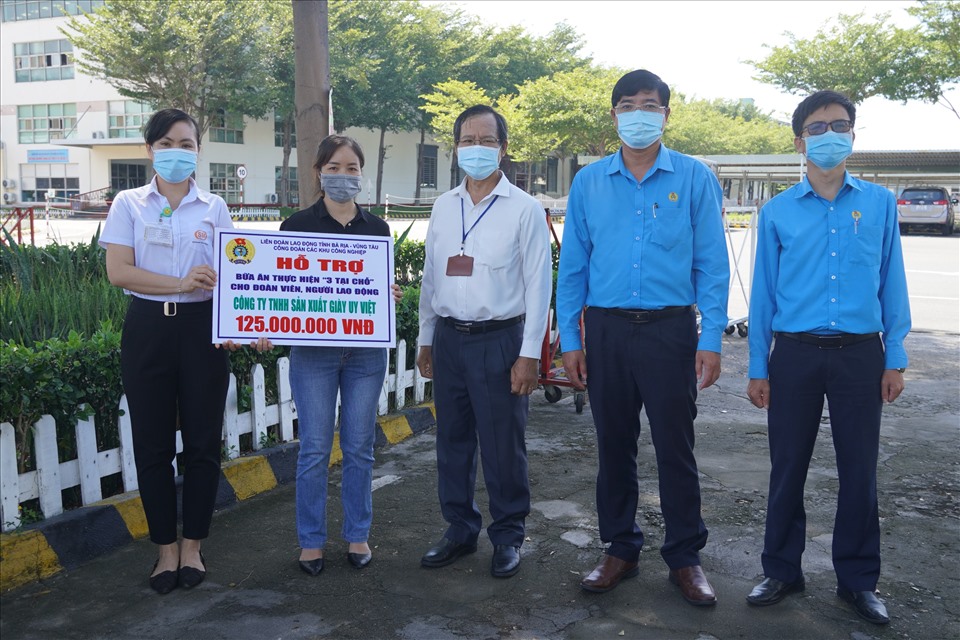 Trao hỗ trợ cải thiện bữa ăn cho người lao động Công ty TNHH Sản xuất Giày Uy Việt. Ảnh: T.A