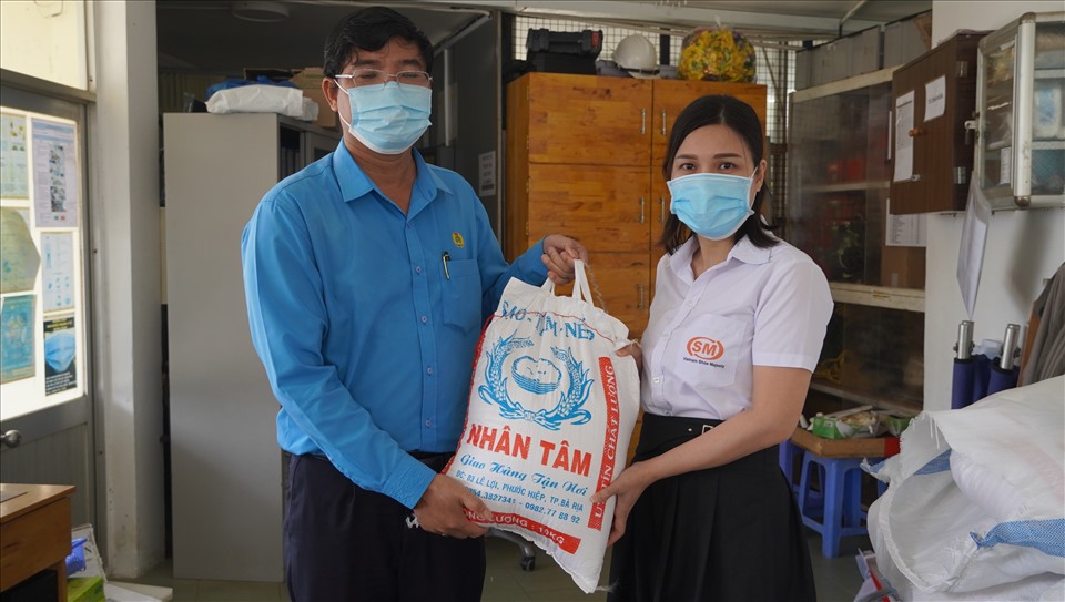 Công đoàn các KCN trao gạo và nhu yếu phẩm hỗ trợ cho một Công đoàn Cơ sở tại KCN. Ảnh: T.A