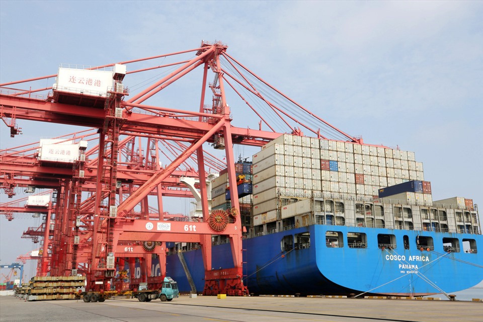 Một tàu vận tải biển dỡ hàng tại bến container của cảng Liên Vân Cảng, tỉnh Giang Tô, miền Đông Trung Quốc. Ảnh: Tân Hoa xã