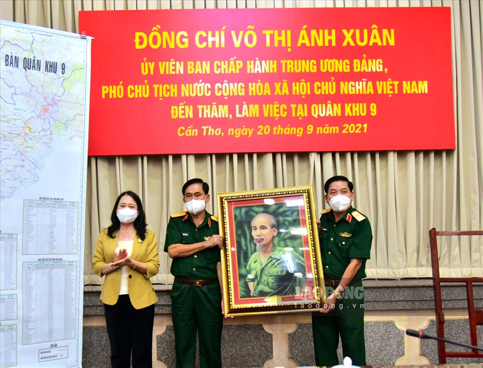 Phó Chủ tịch nước Võ Thị Ánh Xuân tặng quà lưu niệm cho lãnh đạo Quân khu 9.