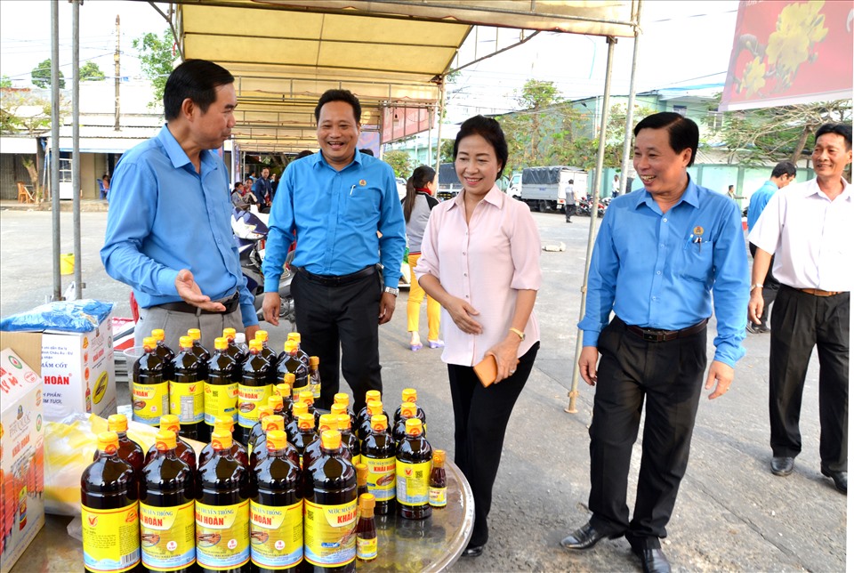 Nước mắm Phú Quốc tham gia bán bình ổn giá cho người lao động tại sự kiện Tháng Công nhân do LĐLĐ tỉnh Kiên Giang tổ chức. Ảnh: LT