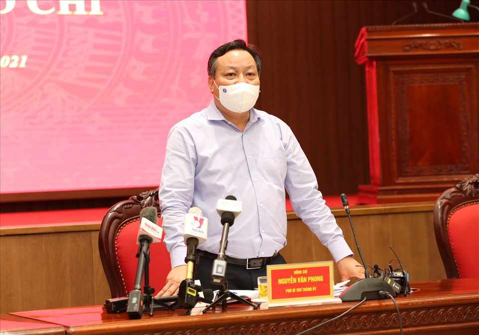 Phó Bí thư Thành uỷ Hà Nội Nguyễn Văn Phong thông tin tại cuộc họp.