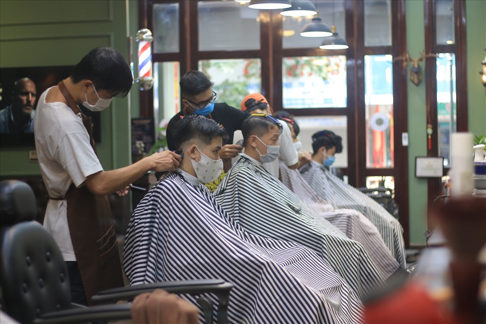 Đêm qua, Chủ tịch UBND TP Hà Nội Chu Ngọc Anh đã ký, ban hành Chỉ thị 22/CT-UBND về việc điều chỉnh các biện pháp phòng, chống dịch COVID-19 trên địa bàn thành phố trong tình hình mới, trong đó cho phép cửa hàng cắt tóc được hoạt động trở lại.