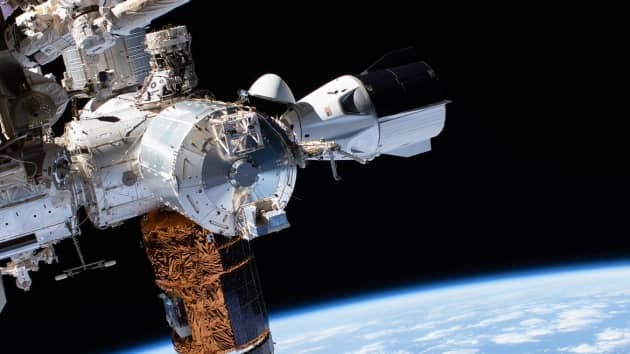 Tàu vũ trụ Crew Dragon Endeavour của SpaceX ghép nối thành công với Trạm Vũ trụ Quốc tế ngày 1.7.2020. Ảnh: NASA
