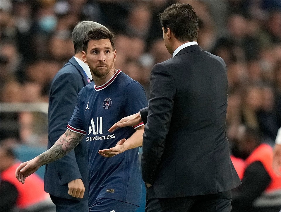 Một cái bắt tay hời hợt và ánh mắt có phần khó hiểu của Messi... Ảnh: AFP