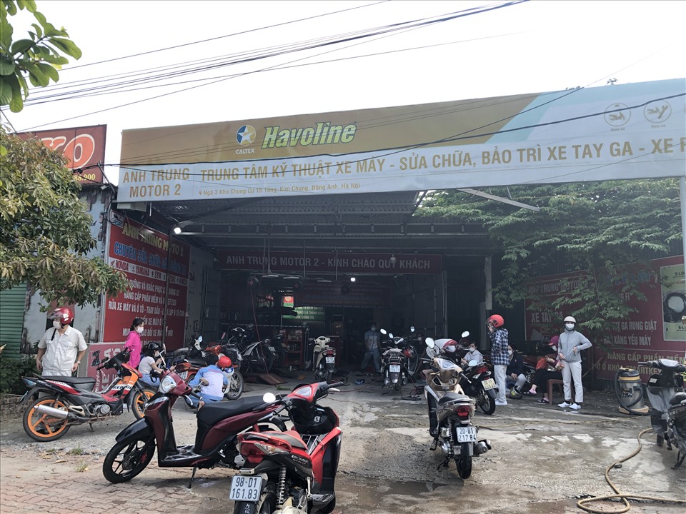 Sáng 21.9, rất đông công nhân đến cửa hàng sửa chữa xe máy ở thôn Bầu, xã Kim Chung, huyện Đông Anh, Hà Nội để sửa chữa. Ảnh: Bảo Hân