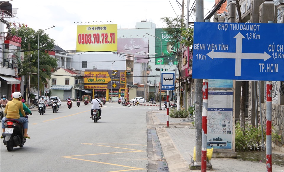 Các chốt kiểm soát liên phường trên đường Cách Mạng Tháng 8 đã rút bớt. Người dân có thể di chuyển từ phường Hiệp Thành qua Phường Phú Cường một cách thuận tiện.