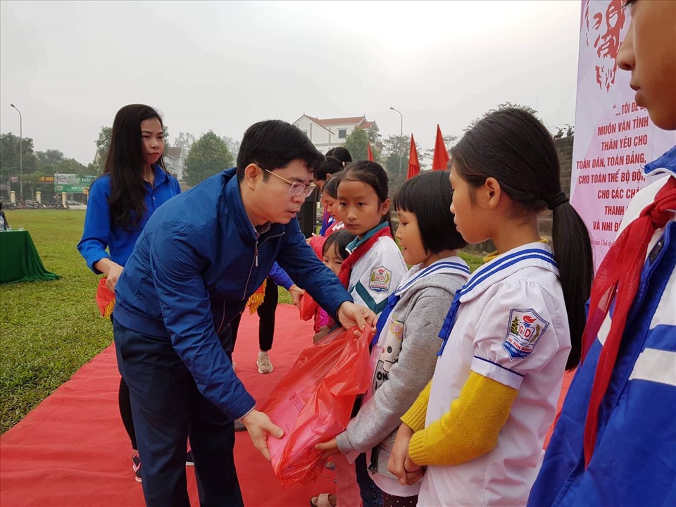 Ông Trình Văn Nhã-Chủ tịch UBND huyện Thanh Chương tặng quà cho học sinh nhân ngày khai giảng. Ảnh tư liệu.