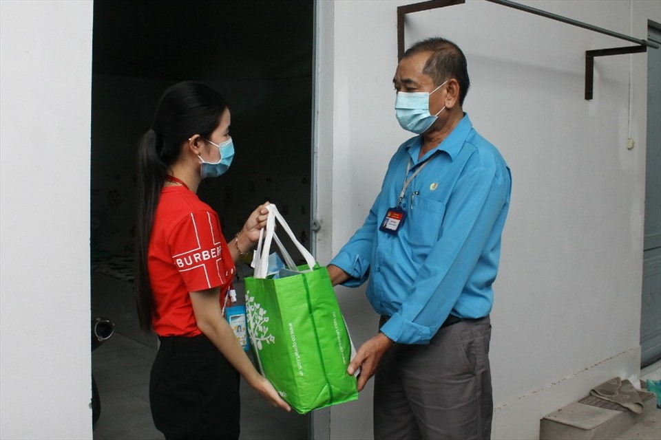 Ông Kiều Văn Thọ - Phó Chủ tịch Thường trực LĐLĐ tỉnh Hậu Giang đến khu nhà trọ động viên và tặng quà cho công nhân.