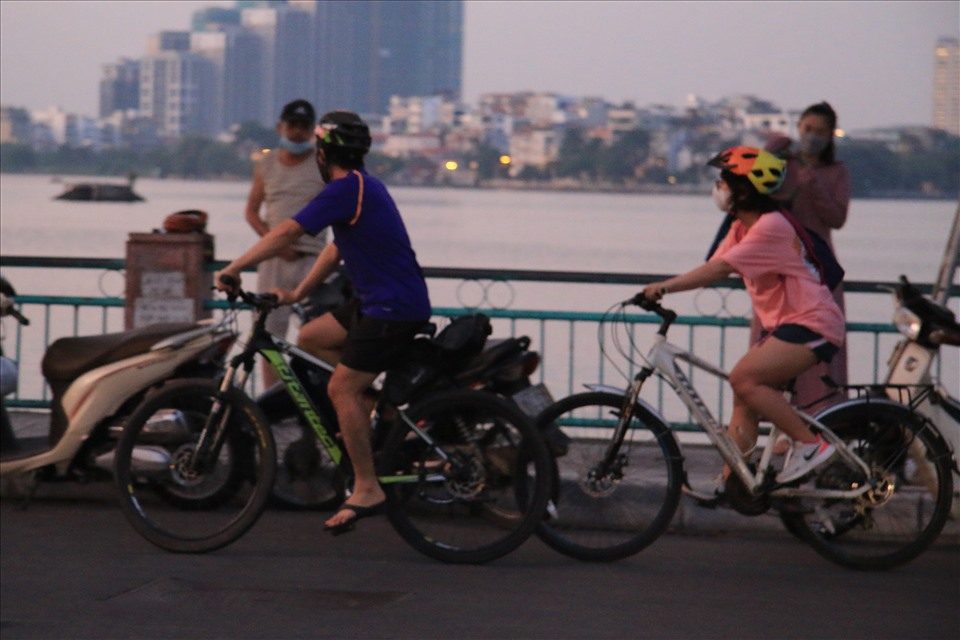 Người dân đạp xe quanh khu vực hồ Tây.