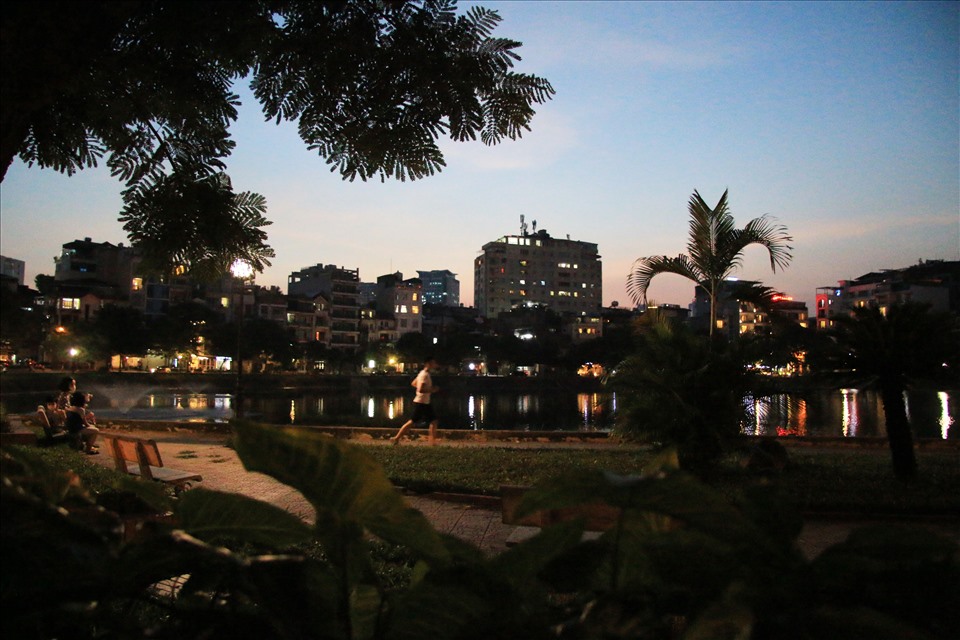 Hình ảnh ghi nhận lúc 18h30 tại hồ Ngọc Khánh (quận Ba Đình, Hà Nội).
