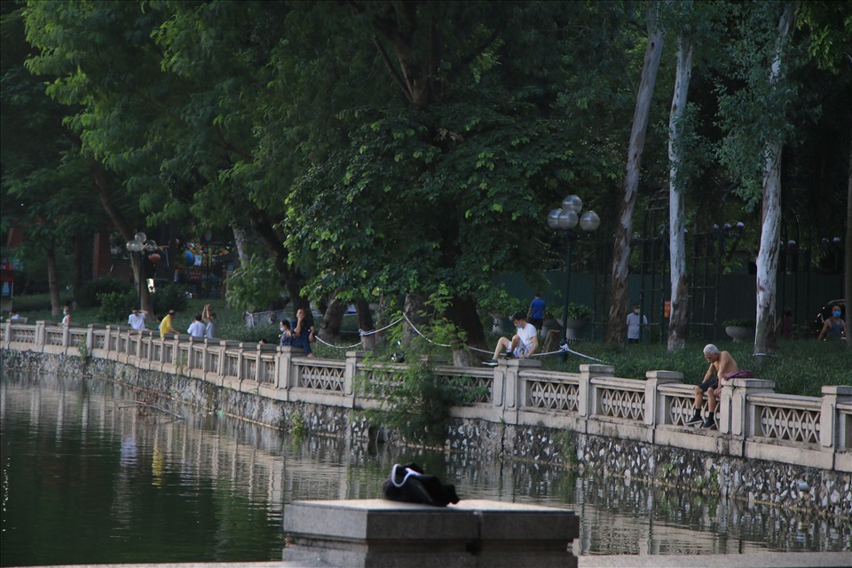 Khoảng 17h, tại hồ Thủ Lệ (quận Ba Đình) tấp nập người qua lại. Người dân tập trung đông để vui chơi, tập thể dục ven hồ.