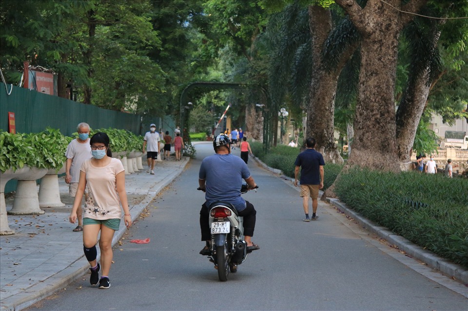 Sau khi Hà Nội dừng kiểm soát giấy đi đường, người dân vô tư ra ngoài tập thể dục.
