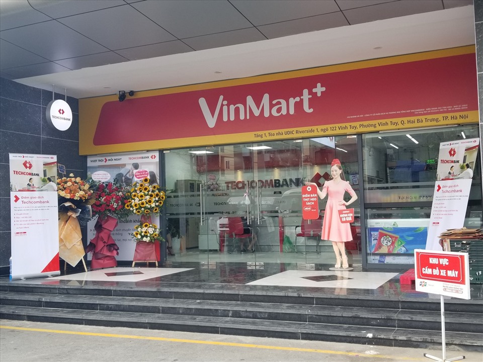 Cửa hàng VinMart+ tích hợp dịch vụ tài chính Techcombank và kiosk Phúc Long. Ảnh Nhật Ngô