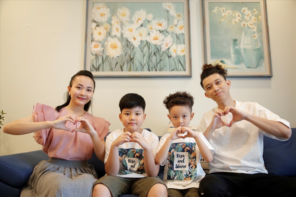 Gia đình hạnh phúc của ca sĩ Quang Minh - thành viên nhóm Oplus. Ảnh: VTV