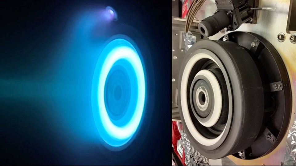 Plasma xenon phát ra ánh sáng màu xanh lam từ động cơ đẩy Hall (ảnh trái) trên tàu vũ trụ Psyche của NASA đến vành đai tiểu hành tinh. Bên phải là động cơ đẩy Hall không hoạt động. Ảnh: NASA
