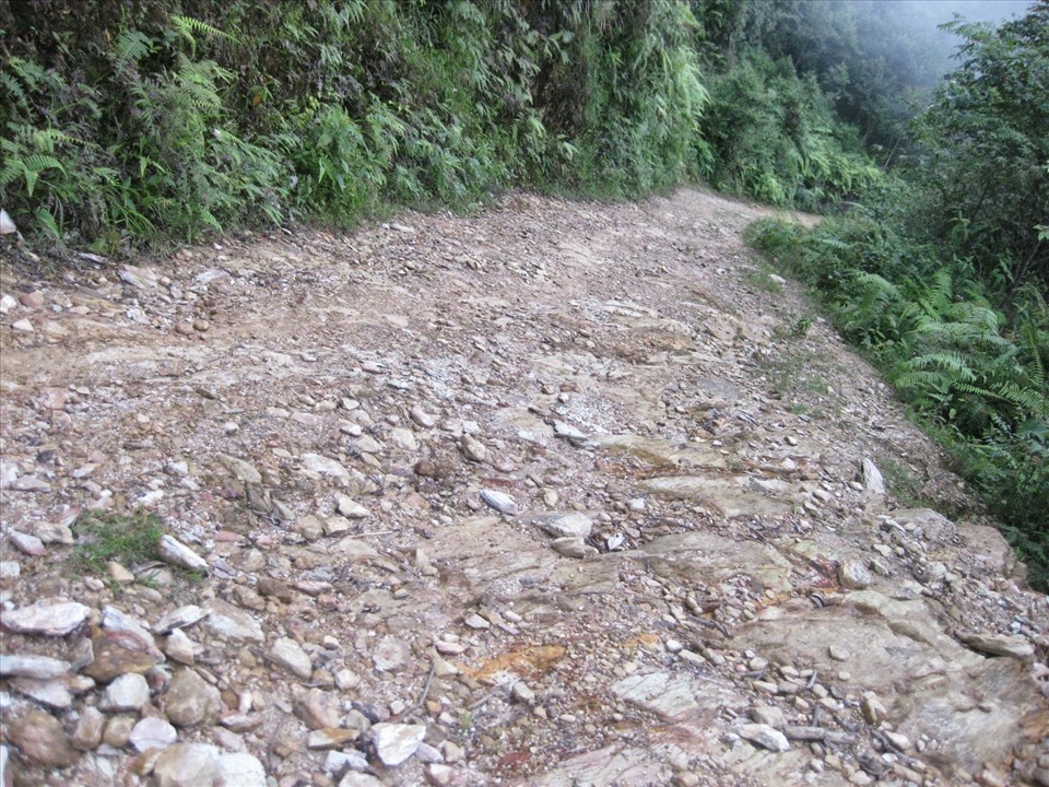 Con đường đi vào bản Pú Vá phải vượt qua quãng đường 20km với nhiều đoạn “chỉ vừa bánh xe máy“.